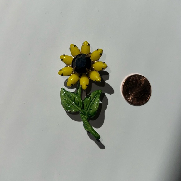 Rhinestone Flower Pin - Picture 1 of 2